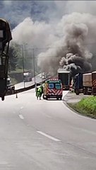Caminhão pega fogo e interdita BR-376, entre SC e PR