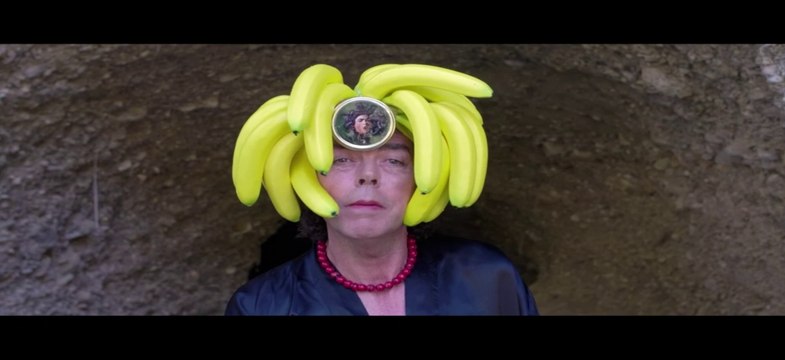 JUANA LA LORCA ❤️ 2021. Una hilarante fusión de comedia, falso documental, performance y musical en la que un transformista gitano emprende una aventura en busca de la tumba de su 'abuelo' Federico García Lorca