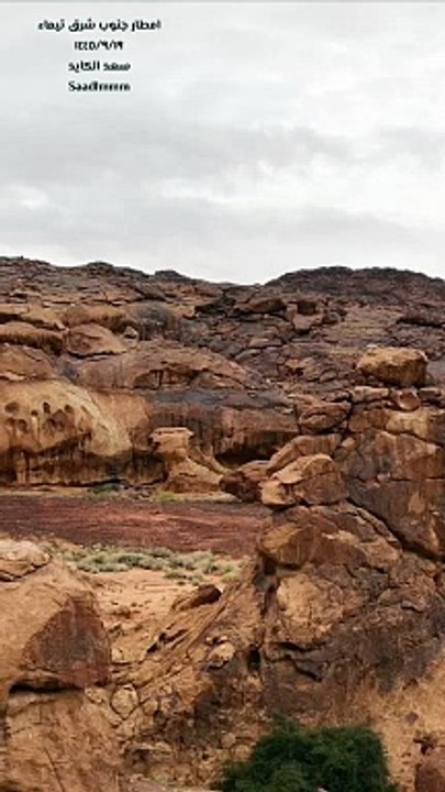 شاهد من الجو.. أمطار جبل عرنان وساحوت تمتزج بالأشعار في تيماء