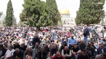 شاهد: 125 ألف فلسطيني يؤدون صلاة الجمعة الثالثة من رمضان في المسجد الأقصى