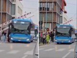 Autobus bloccato dalle sbarre del passaggio a livello, salvato dai passeggeri