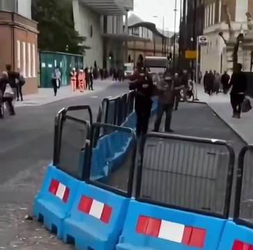 Un voleur pris au piège par la justice citoyenne : un homme maîtrisé au sol par un héros anonyme et une dame âgée à Londres!