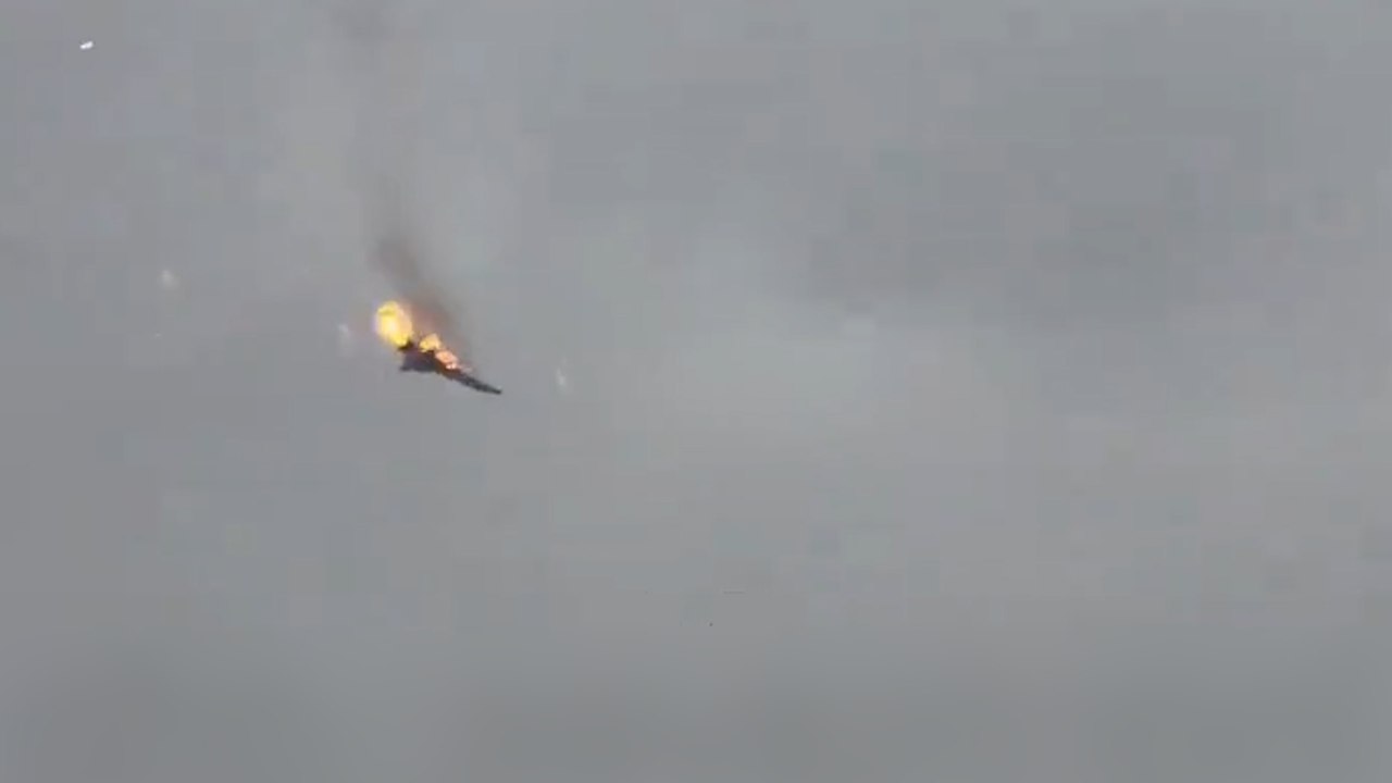 L’impressionnant crash d’un avion militaire russe au large de la Crimée, le pilote s’éjecte à temps