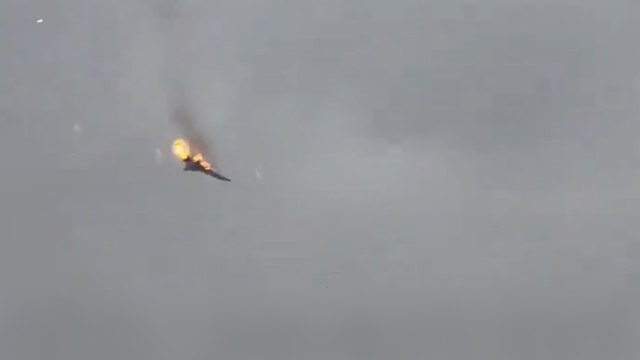 L’impressionnant crash d’un avion militaire russe au large de la Crimée, le pilote s’éjecte à temps