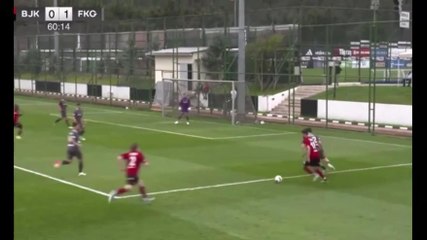 Il tiro a giro è imprendibile: gol da applausi