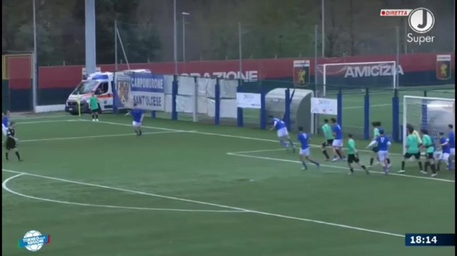 Calcia da centrocampo: il gol è clamoroso!
