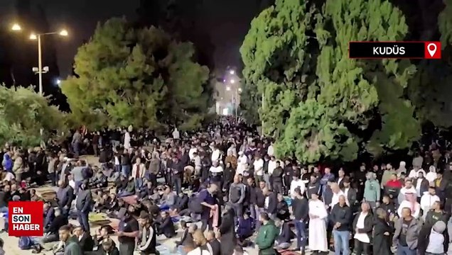Mescid-i Aksa'da 150 bin kişi yatsı ve teravih namazı için saf tuttu