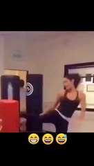Video lucu ngakak abis, tendangan seorang gadis ahli beladiri , funny video