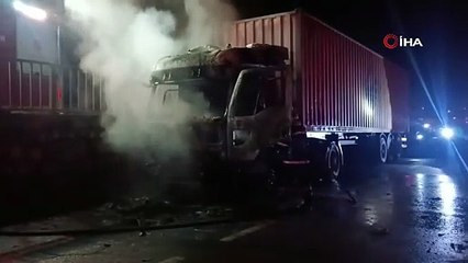 Seyir halindeyken yanan tır küle döndü