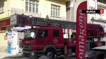 Bursa'da 4 katlı binanın çatısından sarkan ipe dolanan kargayı itfaiye kurtardı