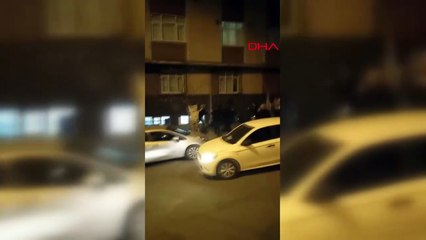 Sultangazi'de sokak ortasında komşular arasında sopalı kavga