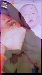 Ekspresi lucu bayi melihat kembarannya menangis