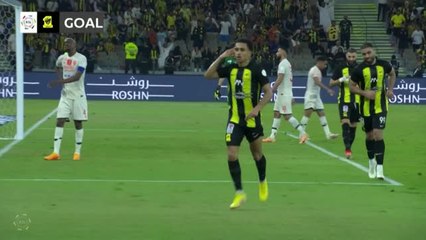 下载视频: Saudi Pro League - Al-Ittihad s'impose malgré un penalty manqué de Benzema