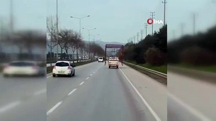 Kamyonetin arkasına koyduğu demirleri tehlikeye aldırış etmeden böyle taşıdı
