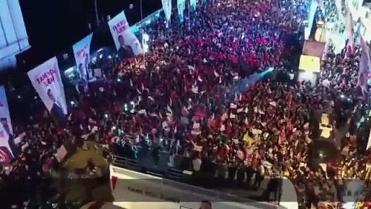 Ekrem İmamoğlu yine ceketini çıkardı