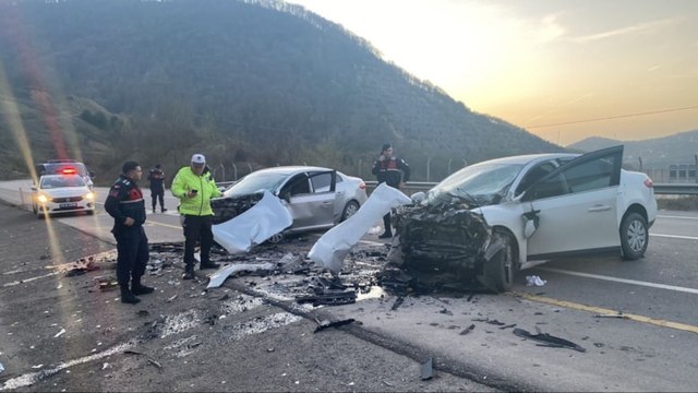 Bartın'da otomobiller kafa kafaya çarpıştı: 1 ölü