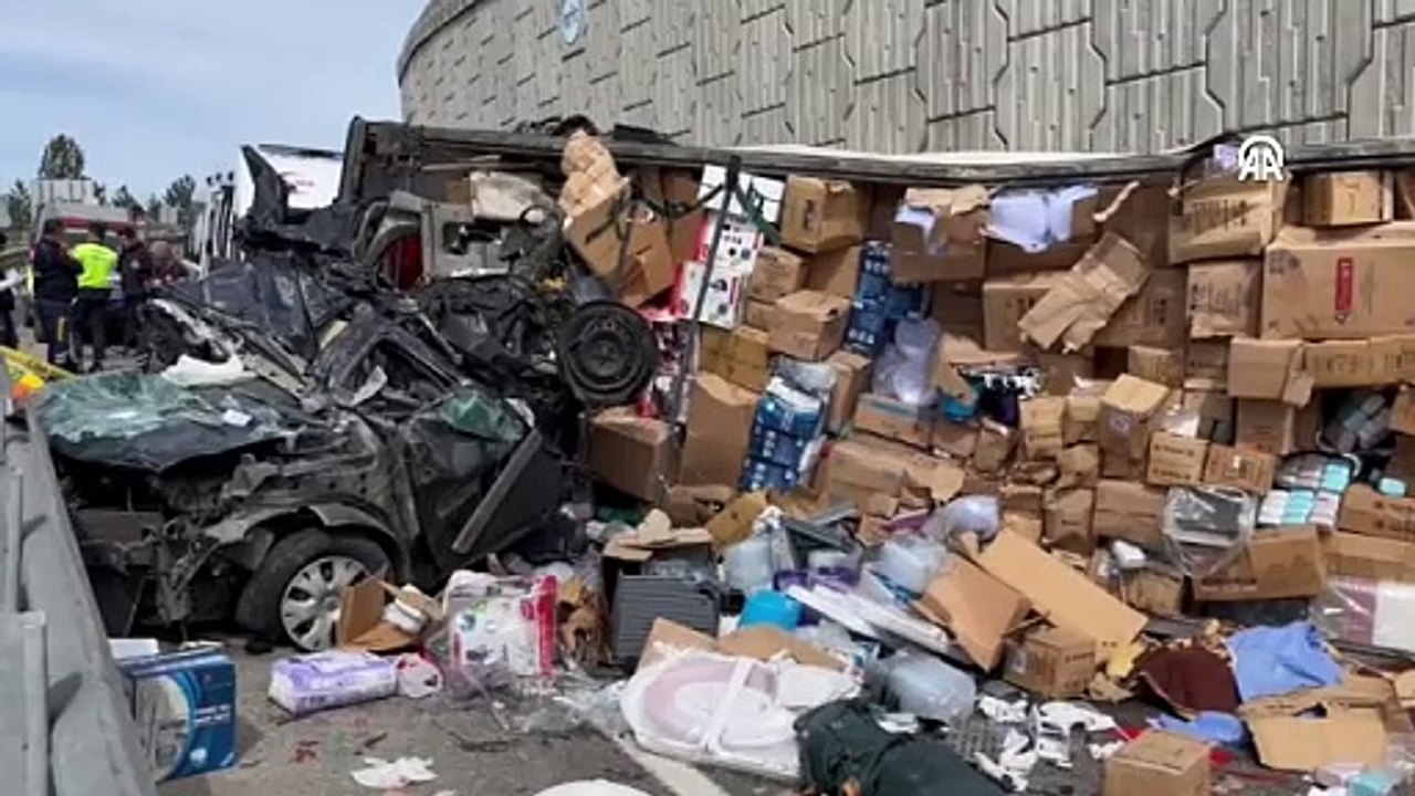 Tır otomobilin üzerine devrildi, 4 kişi öldü, 2'si polis 3 kişi yaralandı