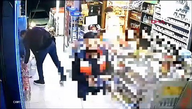 Otomobil içinde bekleyen kadını bıçakla tehdit edip otomobili gasbettiler