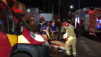 Grave colisão deixa carro tombado e vítima encarcerada no Parque São Paulo