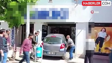 Fren yerine gaza basınca zincir giyim mağazasına daldı