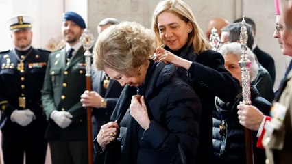 La Reina Doña Sofía realiza la 'levantá' del Cristo de los Alabarderos en una visita sorpresa