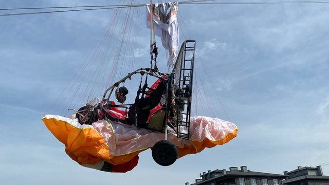 Başkan adayının tanıtımını yapan paramotor elektrik tellerine takıldı