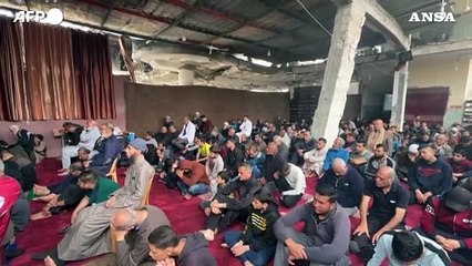 Gaza, la preghiera del venerdi' tra le macerie della moschea distrutta a Rafah