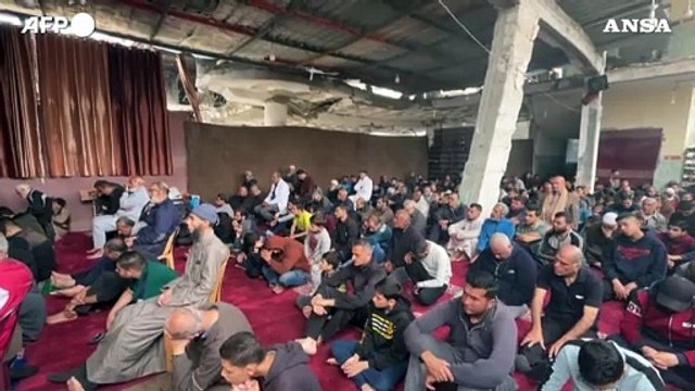 Gaza, la preghiera del venerdi' tra le macerie della moschea distrutta a Rafah