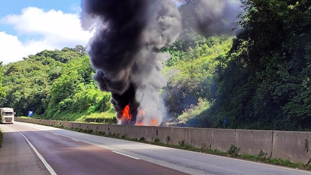 incêndio em ônibus na Serra do Mar provoca interdição da BR-277 entre Curitiba e o Litoral