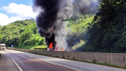 incêndio em ônibus na Serra do Mar provoca interdição da BR-277 entre Curitiba e o Litoral