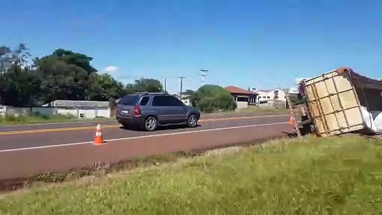 Após mais de 24 horas, carreta segue tombada na BR-277, em Cascavel