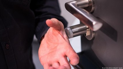 لماذا نتعرض أحياناً لصدمة كهربائية خفيفة؟