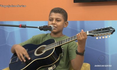 De Umarí-CE, poeta mirim encanta todos com sua viola ao lado de Zé de Freitas