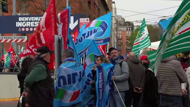 Sciopero lavoratori dei supermercati, il presidio a Milano