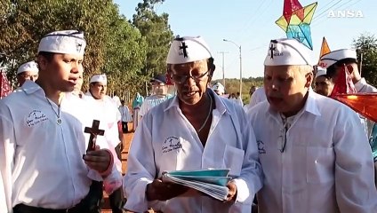 Paraguay, Torce e candelde illuminano la processione del venerdi di Tanarandy