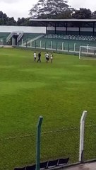 Dirigente joga sal grosso em gramado antes de final do estadual; assista