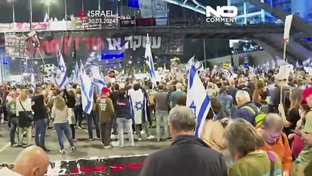 أنت العائق أمام الصفقة .. آلاف المتظاهرين في تل أبيب يطالبون بإسقاط نتنياهو والشرطة تتدخل