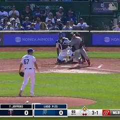 ¡Gran jugada de Maikel Garcia en la tercera base!