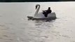 PM usa pedalinho para prender homem que pulou em lagoa para fugir no Espírito Santo