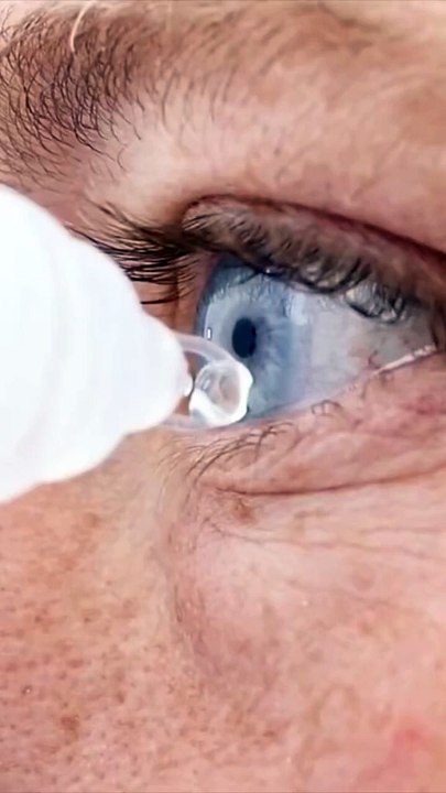 Mettre des gouttes dans les yeux plus facilement