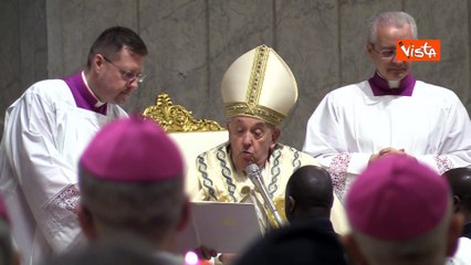 Скачать видео: La Veglia di Pasqua nella Basilica di San Pietro, Papa Francesco battezza dei nuovi fedeli