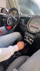 Arabaya ara gaz verirken bir anda sürpriz bir mesaj alan gençler