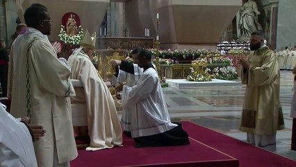 El papa preside la vigilia de Pascua tras las preocupaciones por su salud