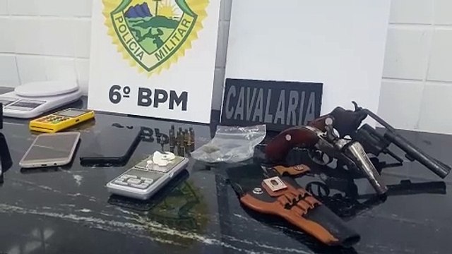 Homem é preso pela PM com drogas, celulares e armas de fogo
