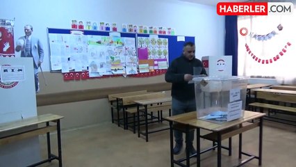 Kars'ta vatandaşlar oy kullanmaya başladı