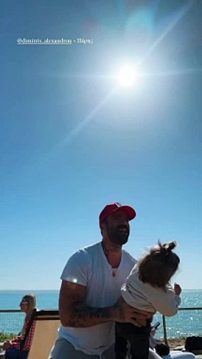 Ο Δημήτρης Αλεξάνδρου παίζει στη θάλασσα με τον...