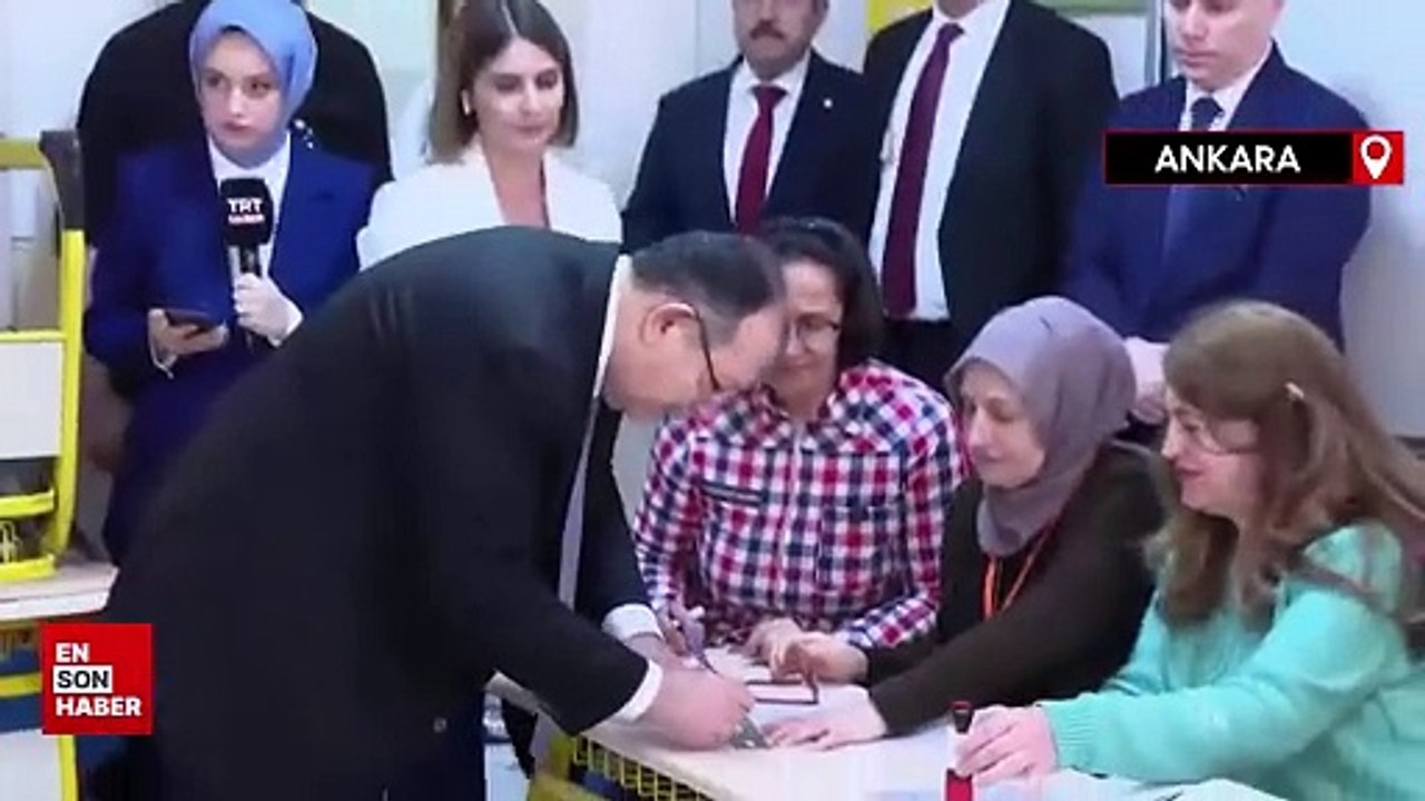 YSK Başkanı Ahmet Yener, Arjantin İlkokulu'nda oyunu kullandı