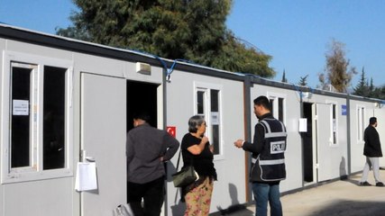 Birçok depremzede yine konteynerlerde oy veriyor