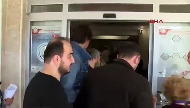 İstanbul - Candan Erçetin sandık görevlisi oldu, aynı okulda Cem Yılmaz oy kullandı