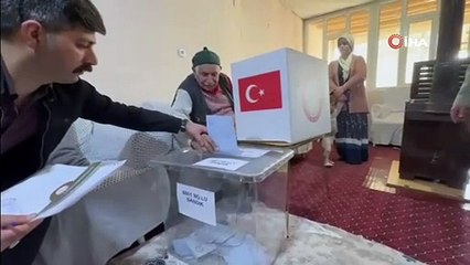 Hasta ve engelliler seyyar sandıkta oy kullandı